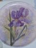 Piatto decorato con iris decoupato